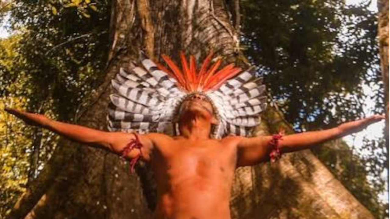 Noke Koi Pajé in traditional hat embracing sun | RobertoInner