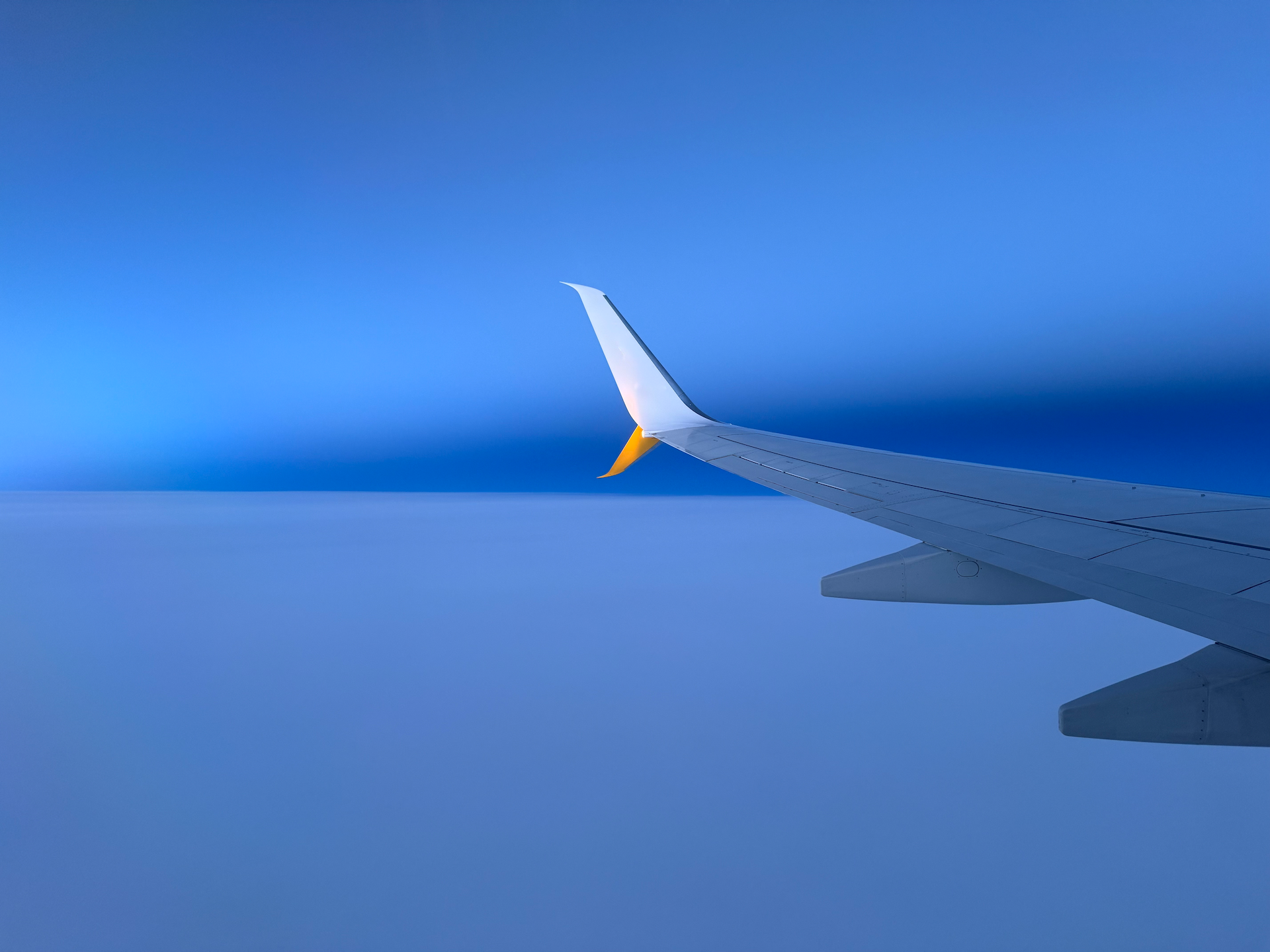 Plain wing against blue sky | RobertoInner